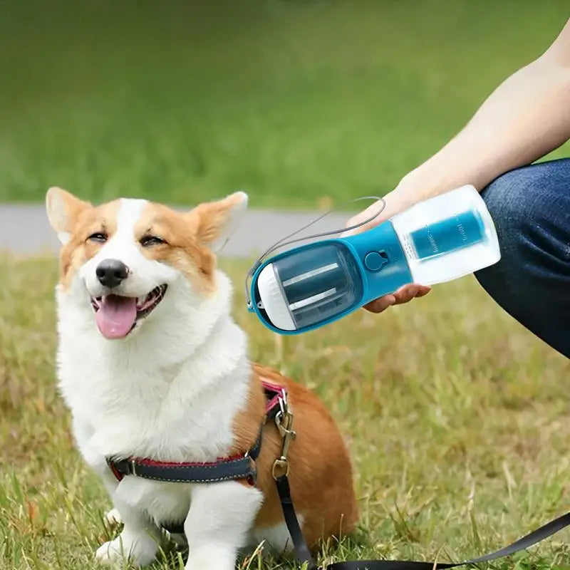 Borraccia Portatile 3 in 1 per Cani – Acqua, Cibo e Sacchetti Igienici Integrati